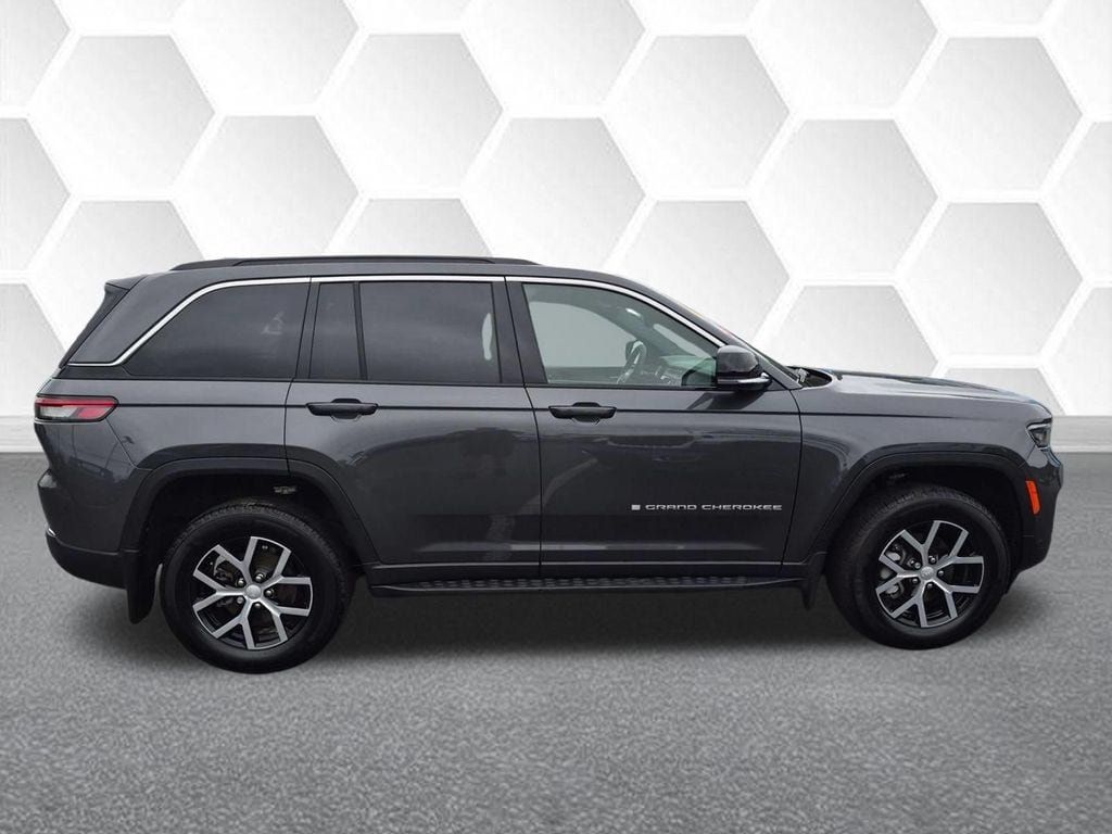 Used 2025 Jeep Grand Cherokee Limited w/ Luxury Tech Group II AWD/4WD image 2