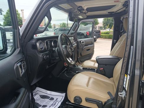 Used 2018 Jeep Wrangler Unlimited Rubicon AWD/4WD image 9