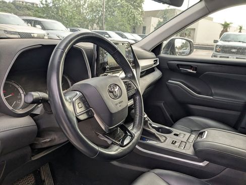 Used 2021 Toyota Highlander XLE AWD/4WD image 11
