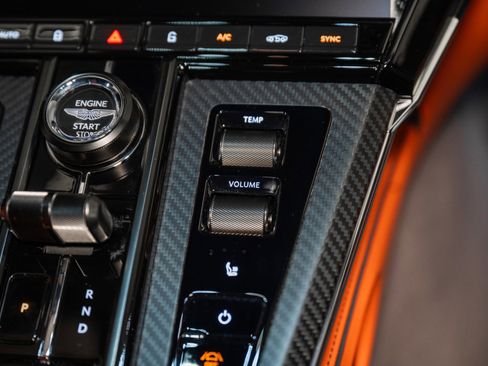 Used 2025 Aston Martin V8 Vantage Coupe image 28