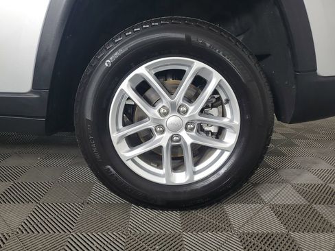 Used 2025 Jeep Grand Cherokee Laredo X image 31