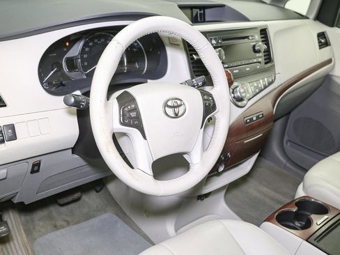 Used 2014 Toyota Sienna XLE FWD image 23