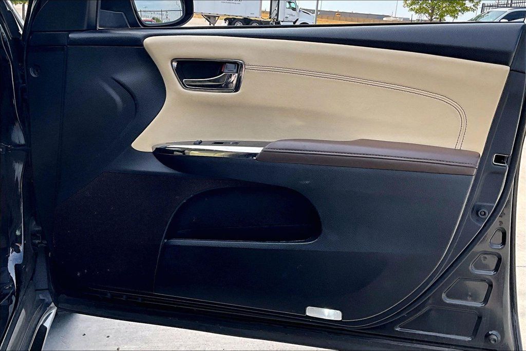 Used 2013 Toyota Avalon Limited w/ Technology Pkg FWD image 22