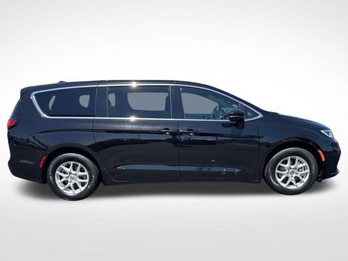 Used 2025 Chrysler Pacifica Select FWD image 7