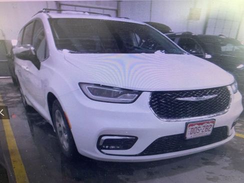 Used 2023 Chrysler Pacifica Limited image 14