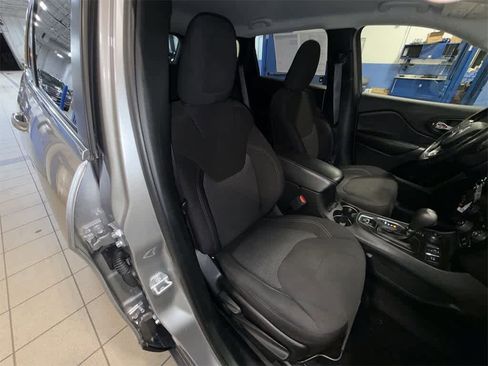 Used 2019 Jeep Cherokee Latitude w/ Cold Weather Group image 16
