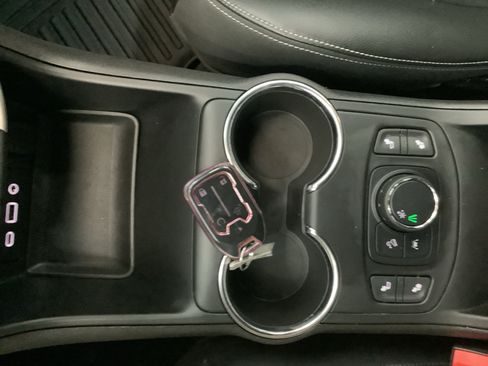 Used 2024 GMC Terrain SLT FWD image 19
