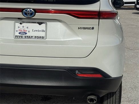 Used 2022 Toyota Venza LE image 7