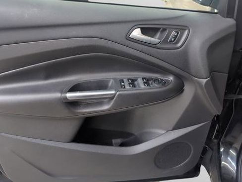 Used 2017 Ford Escape SE image 3