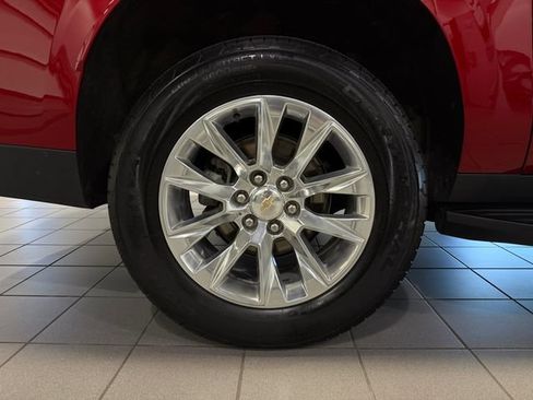Used 2025 Chevrolet Suburban Premier w/ Sun And Tow Package AWD/4WD image 9