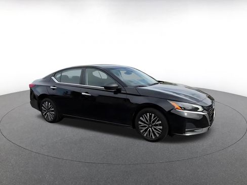 Used 2025 Nissan Altima 2.5 SV FWD image 2