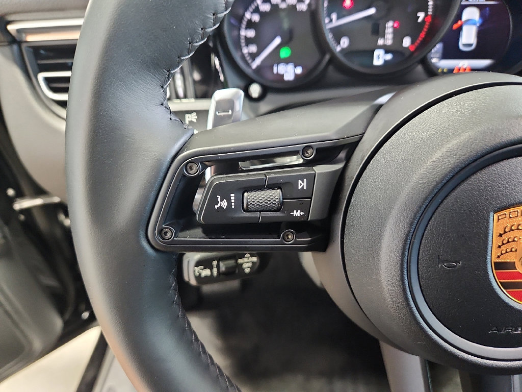 Certified 2026 Porsche Macan AWD/4WD image 21
