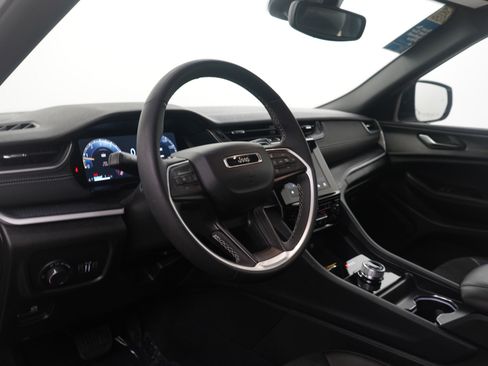 Used 2024 Jeep Grand Cherokee Altitude image 16