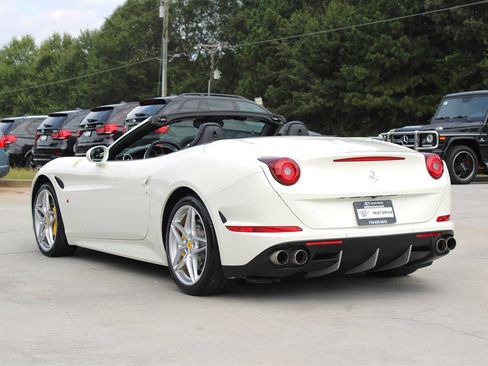 Used 2015 Ferrari California T image 8