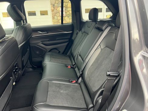 New 2026 Jeep Grand Cherokee Altitude image 10
