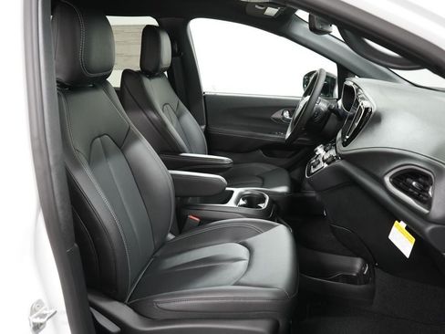 New 2026 Chrysler Pacifica Select FWD image 24