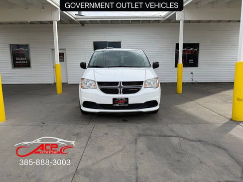 Used 2017 Dodge Grand Caravan SE w/ UConnect Hands-Free Group image 2