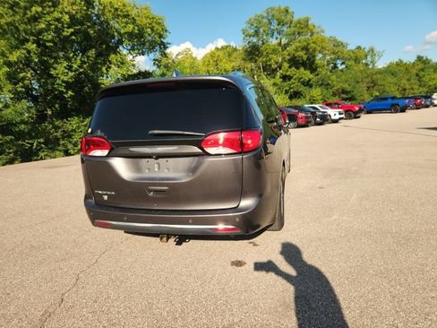 Used 2018 Chrysler Pacifica Touring-L FWD image 6