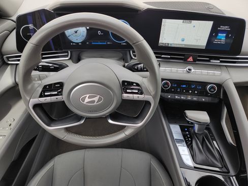 Used 2025 Hyundai Elantra SEL FWD image 28