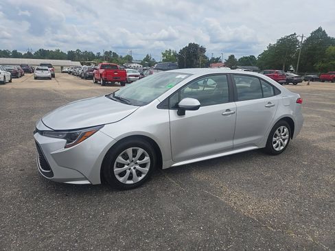 Used 2024 Toyota Corolla LE FWD image 2