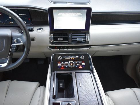 Used 2018 Lincoln Navigator Select RWD image 19