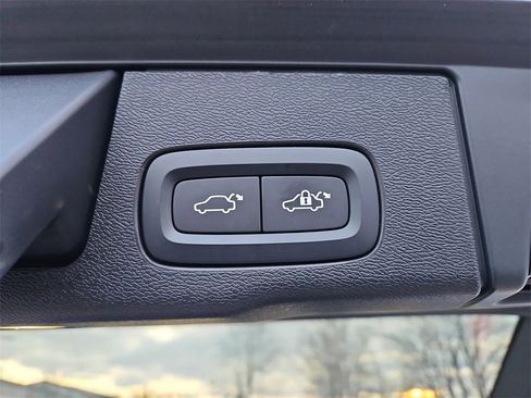 Used 2022 Volvo XC60 B5 Momentum image 24