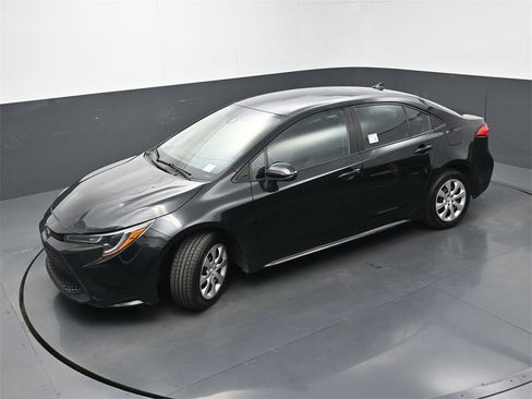 Used 2022 Toyota Corolla LE image 29