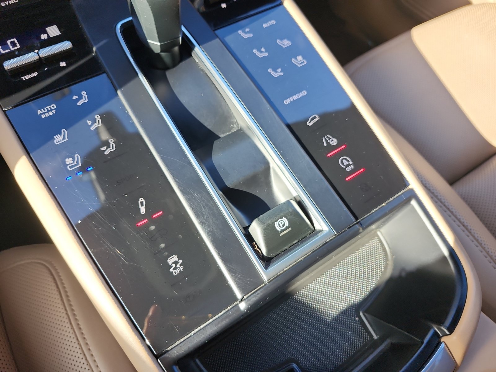 Used 2024 Porsche Macan AWD/4WD image 24