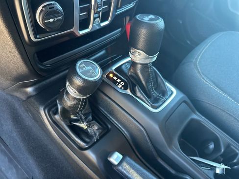 Used 2025 Jeep Wrangler Sport S image 28