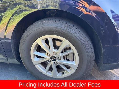 Used 2024 Kia Carnival LX FWD image 2