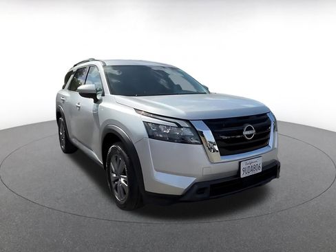 Used 2025 Nissan Pathfinder SV FWD image 3