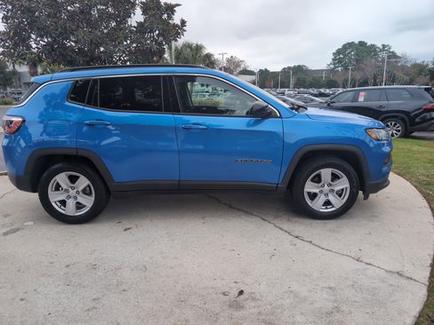 Used 2022 Jeep Compass Latitude image 11