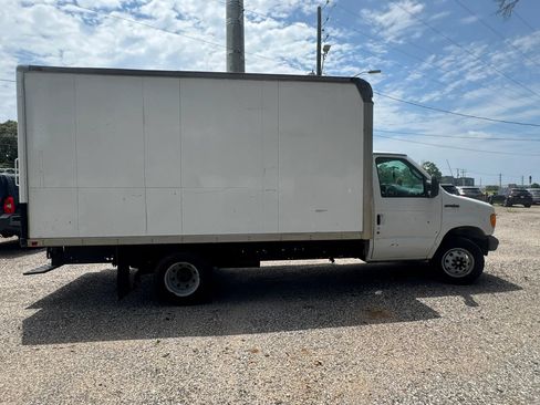 Used 2006 Ford E-350 and Econoline 350 Super Duty RWD image 11