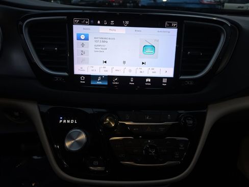 Used 2022 Chrysler Pacifica Touring-L image 16