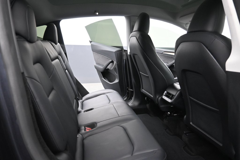 Used 2024 Tesla Model Y Long Range RWD image 3
