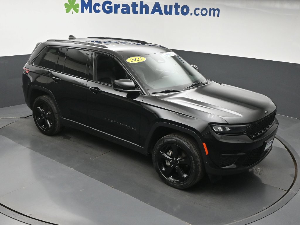 Used 2023 Jeep Grand Cherokee Altitude AWD/4WD image 3
