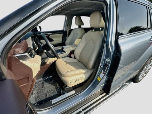 Used 2020 Toyota Highlander Limited FWD image 22