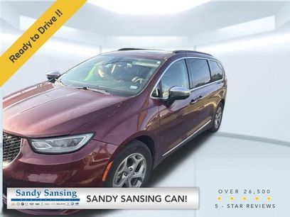 Used 2023 Chrysler Pacifica Limited w/ Uconnect Theater Family Group