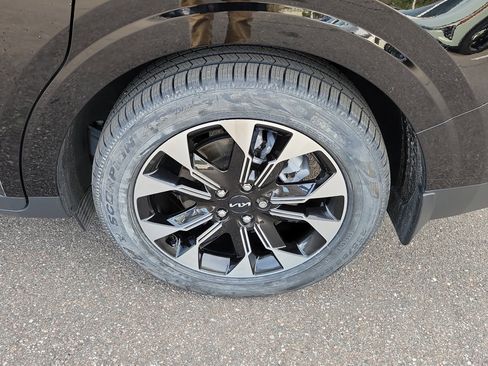 Certified 2024 Kia Carnival EX image 40