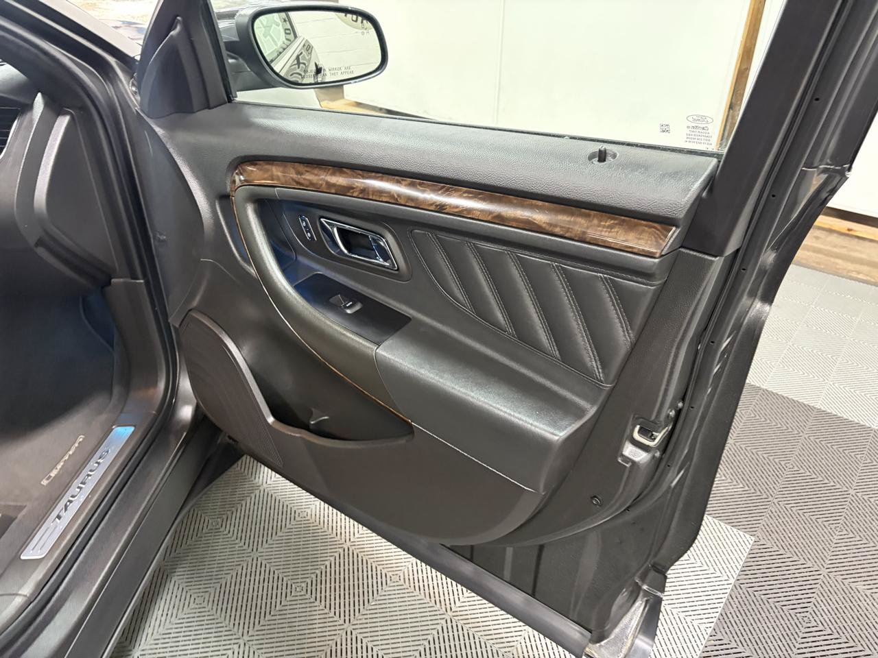 Used 2019 Ford Taurus Limited AWD/4WD image 9