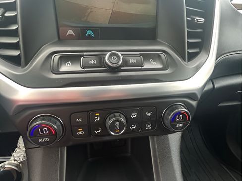 Used 2017 GMC Acadia SLE FWD image 18