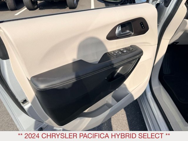 Certified 2024 Chrysler Pacifica Limited FWD image 9