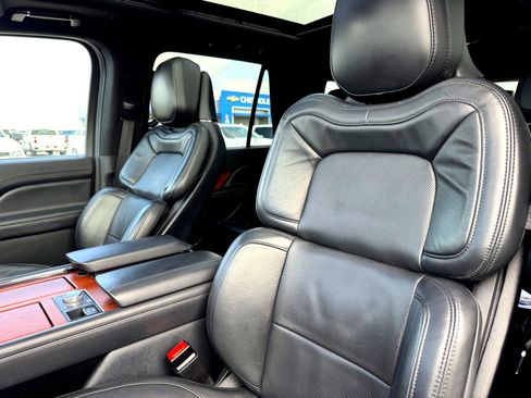Used 2024 Lincoln Navigator Reserve image 13