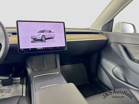 Used 2022 Tesla Model Y Long Range image 29