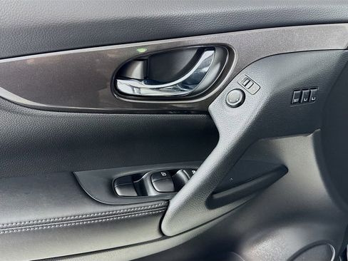 Used 2020 Nissan Rogue SV w/ Premium Package image 15