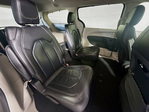Used 2022 Chrysler Pacifica Touring-L FWD image 26