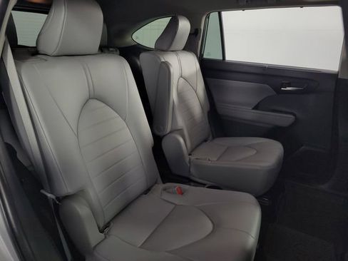 Used 2022 Toyota Highlander XLE image 16