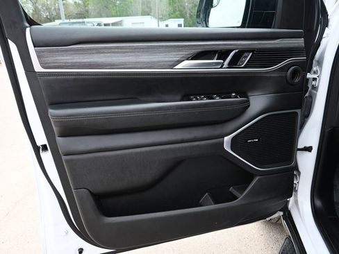 Used 2024 Jeep Wagoneer Series II w/ Flexible Seating Group RWD image 8