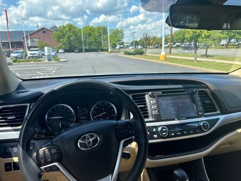 Used 2019 Toyota Highlander XLE AWD/4WD image 16