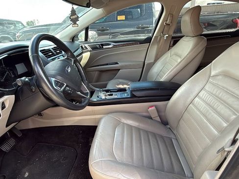 Used 2018 Ford Fusion SE w/ Fusion SE Technology Package FWD image 4